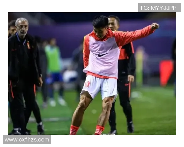 武汉对阵恒大激战正酣比分悬念不断双方球员全力以赴争夺胜利